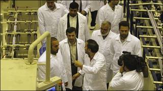 El presidente de Irán, Mahmoud Ahmadinejad, en una planta de Isfahan