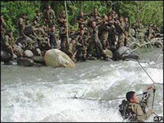 Ejercicios del Ejército en la selva de Perú