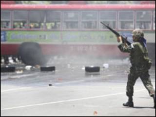Policial aponta arma para cima em Bangcoc