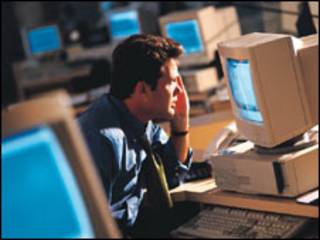 Homem estressado no trabalho