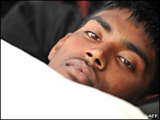 Un joven de Sri Lanka en huelga de hambre frente al parlamento británico (9 de abril de 2009)