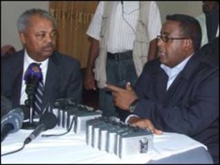 O deputado americano Donald Payne (E) e o primeiro-ministro da Somália, Omar Abdirashid Ali Sharmarke (D), em reunião em Mogadício