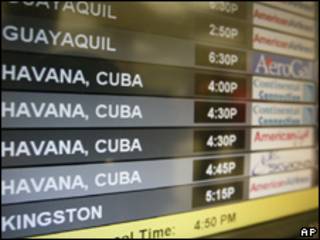 Monitor no aeroporto de Miami indica voos que chegam de Havana, Cuba (AP, 13/4)
