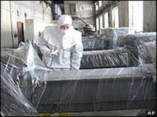 Foto de 2008 mostra inspetor norte-americano nas instalações nucleares de Yongbyon, na Coreia do Norte (AP/arquivo)