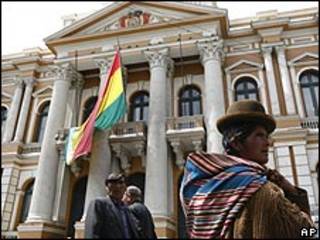 Mujer fuera del Congreso boliviano.
