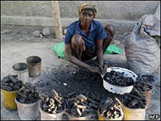 Un haitiano vende carbón en Gonaives