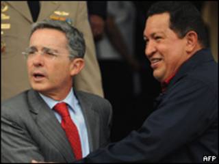 Os presidentes da Colômbia, Álvaro Uribe, e da Venezuela, Hugo Chávez, durante encontro em Caracas, nesta terça-feira (AFP)