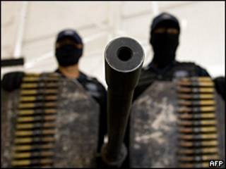 Agentes federales muestran la Browning el 14 de abril en México.