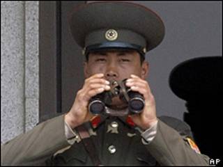Soldado norte-coreano monta guarda na fronteira com a Coreia do Sul (AP, 9/4)