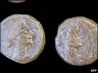 Монеты с изображением Клеопатры, найденные в Тапосирис Магна