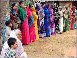 Eleitoras fazem fila em seção eleitoral do Estado de Orissa (foto: Sanjib Mukherjee)
