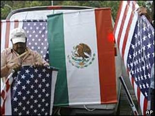Bandeiras dos Estados Unidos e do México na principal avenida da Cidade do México