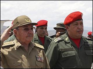 Raúl Castro (esquerda) e Hugo Chávez