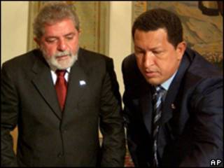 O presidente Luiz Inácio Lula da Silva e o líder venezuelano Hugo Chávez (AP/arquivo)