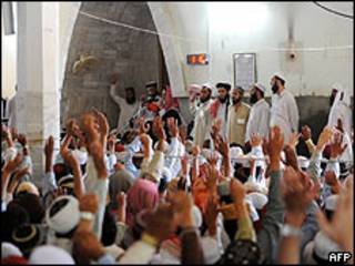 El clérigo radical, Maulana Abdul Aziz, (sujetando el micro) en la Mezquita Roja de Islamabad, 17 abril 2009