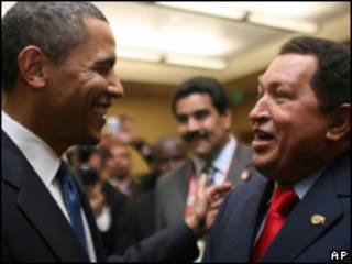 Os presidentes dos Estados Unidos, Barack Obama, e da Venezuela, Hugo Chávez, se cumprimentam durante a Cúpula das Américas (AP/Governo da Venezuela)