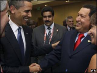 Barack Obama (izq.) y Hugo Chávez