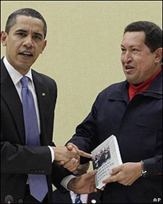 Barack Obama recibe libro de Hugo Chávez
