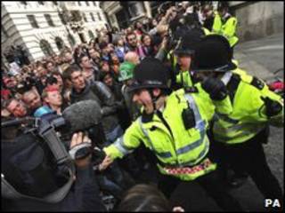 Policiais durante protesto em Londres