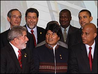 Lula (à esq.) se prepara para foto oficial da Cúpula das Américas