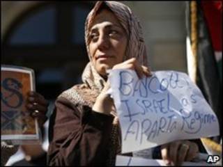 زن فلسطینی خواستار تحریم اسرائیل در تظاهراتی در ژنو پیش از کنفرانس مرور دوربان