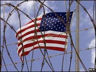 Bandera de EE.UU. en la base de Guantánamo