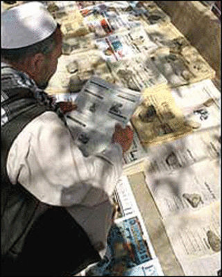 یک روزنامه فروشی در کابل