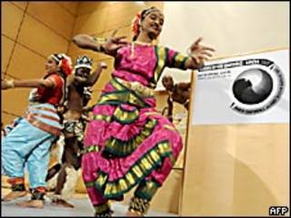 Bailarines en la conferencia sobre el racismo
