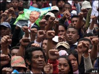 Apoiadores de Marc Ravalomanana fazem protesto nesta segunda-feira em Madagascar (AFP)