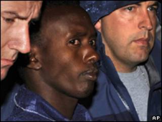Suposto pirata somali (ao centro) é escoltado por policiais ao desembarcar nos EUA, na última segunda-feira (AP)