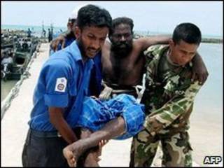 Civil sendo carregado por soldados, imagem liberada pela Marinha do Sri Lanka
