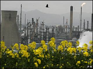Plantas frente a una refinería, en Escocia.