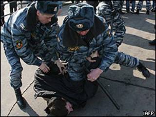 Милиционеры задерживают участника акции протеста