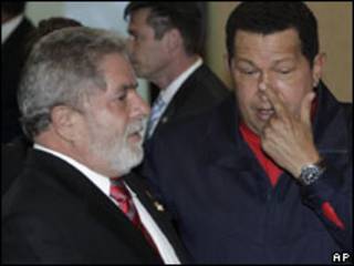 O presidente Luiz Inácio Lula da SIlva e o venezuelano Hugo Chávez durante a Cúpula das Américas (AP, 18/4)