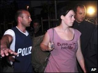 Ina Caterina Remhof sendo levada pela polícia italiana em Aosta