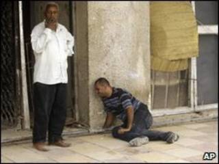 Un hombre llora la muerte de sus seres queridos en Bagdad