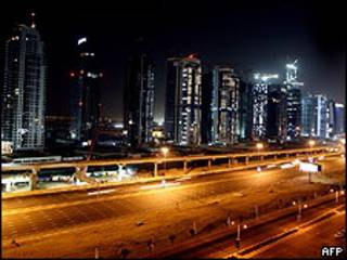 Prédios iluminados e em construção em Dubai