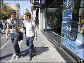Jóvenes caminan por una acera en Madrid
