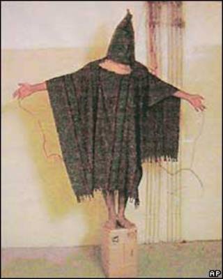 Fotografia de prisioneiro do centro de detenção de Abu Ghraib, no Iraque