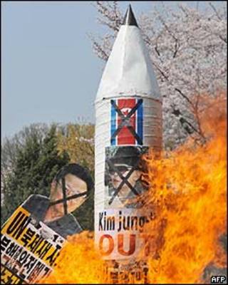Activistas de Corea del Sur quemando una maqueta de un misil norcoreano, abril 2009