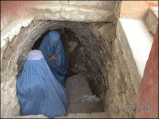زنان در حال خروج از چله خانه