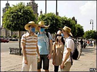 Turistas con mascarillas en Ciudad de México