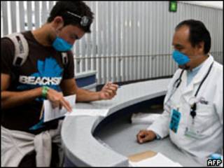 Turista conversa com médico no aeroporto internacional da Cidade do México, nesta segunda-feira (AFP)