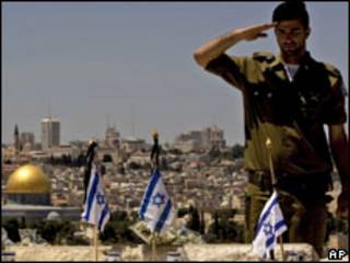 Soldado israelense presta homenagem a militares mortos no cemitério do Monte das Oliveiras, em Jerusalém (AP, 27/4)