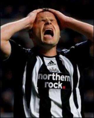 Thất vọng hiện rõ trên khuôn mặt của tiền đạo Mark Viduka, đội Newcastle