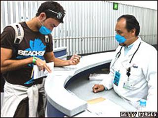 Joven con un médico