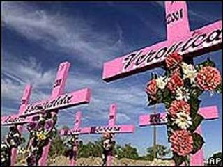 Cruces que conmemoran a las "Muertas de Juárez"