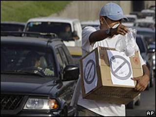 Un hombre vende mascarillas contra la gripe porcina en una autopista de Lima
