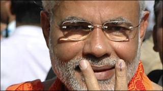 गुजरात दंगों से संबंधित आरोपों के कारण नरेंद्र मोदी का अमरीका जाने का वीज़ा 2005 में रद्द किया गया था