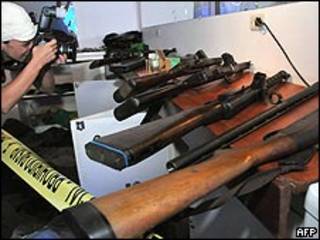 Arsenal capturado, según el Gobierno de Bolivia, a un grupo que pretendía atentar contra instituciones y políticos del país.